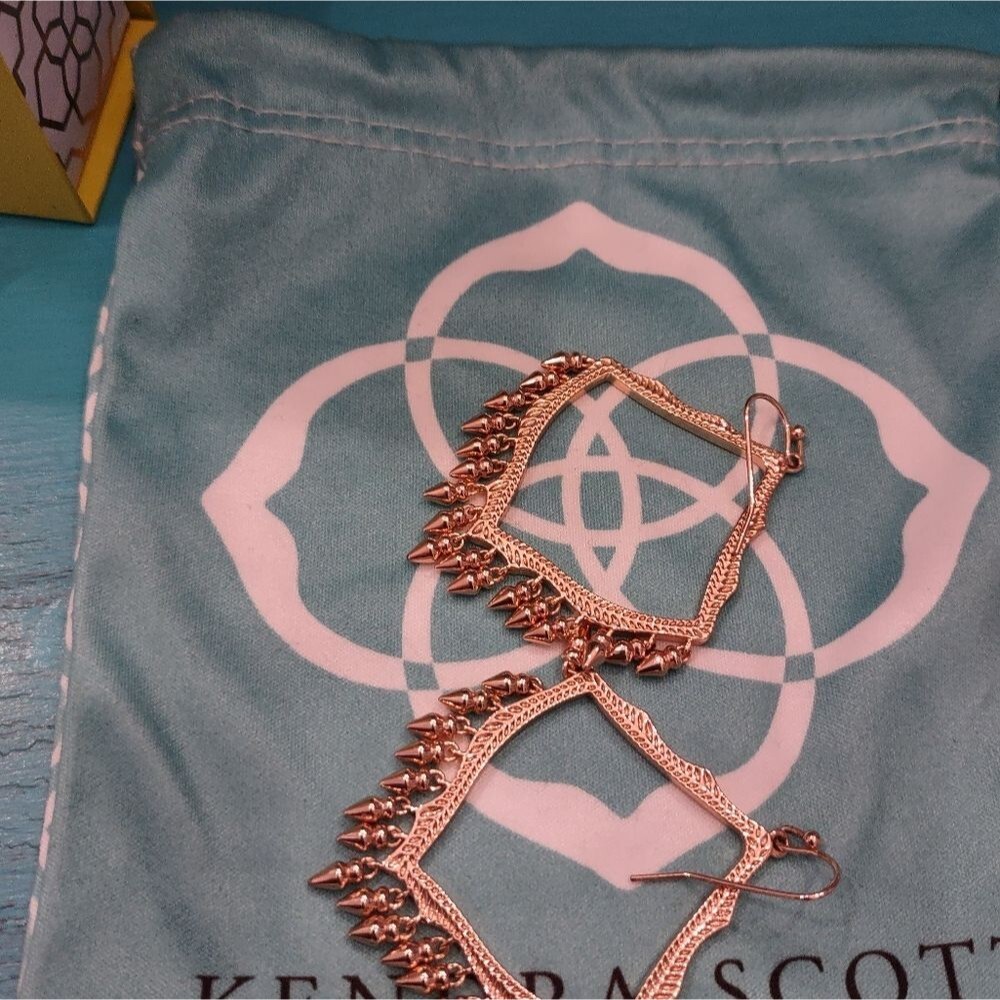 EUC Kendra Scott Lacy Drop Earrings Rose Gold - Picture 10 of 12